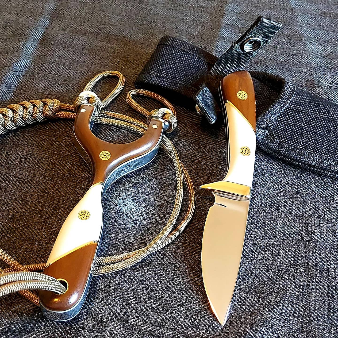 Danny makes full sets as well, like this knife and slingshot set